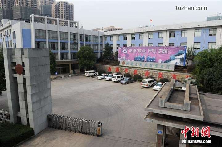 長沙市坪塘勞動(dòng)教養(yǎng)管理所采購我公司定制生產(chǎn)的11KW二用一備自來水加壓泵站一套，本設(shè)備供水范圍為5公里，供水人數(shù)為3600人，目前本自來水加壓泵站運(yùn)行平穩(wěn)，高效節(jié)能，受到了管理所的一致好評(píng)！